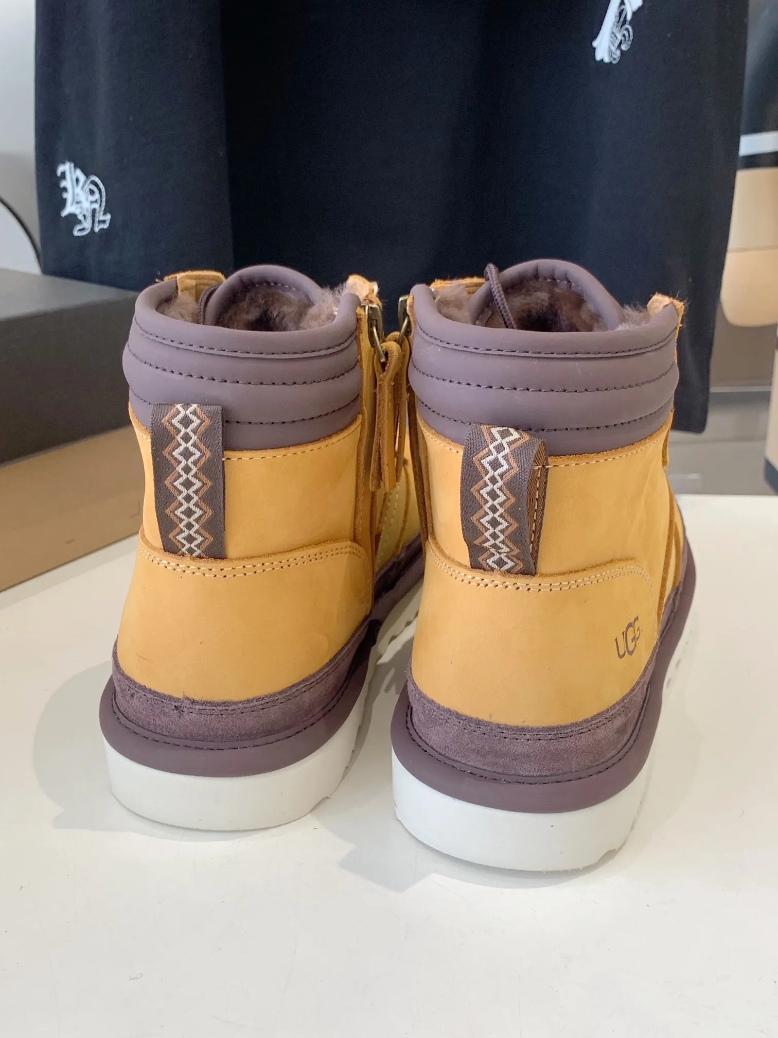 [UGG] P: 660💰 Men's model. Size: 39-44 𝐔gg 1122170 Side zipper Highlander men's shoes. Men's sheepskin lining imported from Australia. Sole. Light wing technology outsole. The upper foot is very comfortable. Men's snow boots are OK for husband and dad. High-end atmosphere. Three colors: chestnut, dark brown, olive green.
